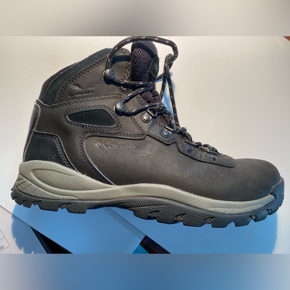 Columbia Waterproof Men’s Mid Yoncalla Boot size 9